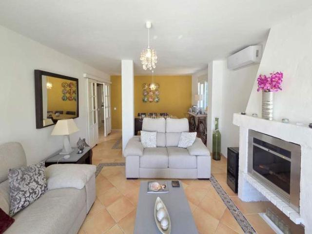 Casa en venta en Manilva, La Duquesa. Elegante villa de lujo con piscina climatizada en Princesa Kristina, La Duquesa. Casas.