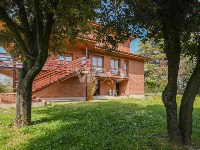 Casa en venta en Manlleu. Casa a quatre vents a Manlleu. Casas.