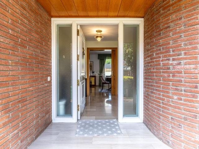 Casa en venta en Masnou El, Masnou Alt. Amplia vivienda familiar con jardín, piscina y garaje para 3 coches. Casas Masnou.
