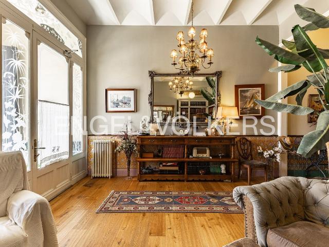Casa adosada en venta en Masnou El, Ocata. Espectacular casa modernista con ascensor, patio y parking privado en Ocata. Casas adosadas Masnou.