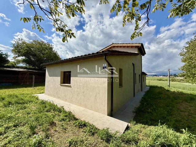 Casa en venta en Masies de Roda Les. Venta de casa rehabilitada integralmente con jardín en Les Masies de Roda. Casas Masies de Roda.