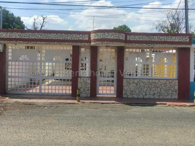 Casa en Venta en Maracaibo Zulia 353 m2. 5 hab