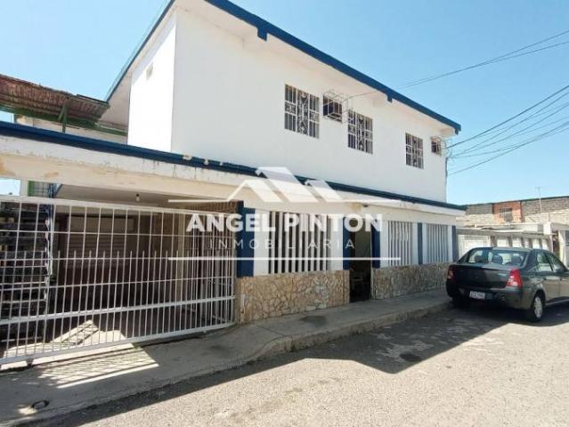 Casa en Venta en Maracaibo Colinas del Sur Zulia 180 m2. 8 hab