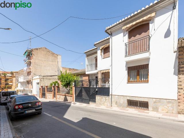 Casa en venta en Maracena. Gran casa familiar con 7 dormitorios y terraza. Casas.