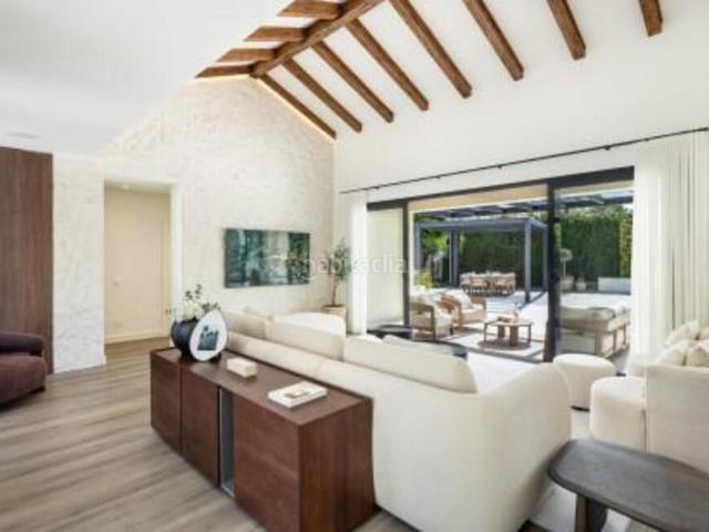 Casa en venta en Marbella, Nueva Alcántara. Título Elegante vida junto a la playa en Cortijo Blanco Villa contemporánea reformada. Casas.