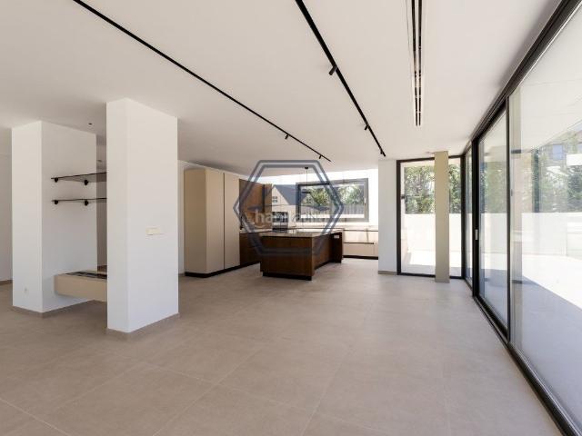 Casa en venta en Marbella, Nueva Alcántara. Exclusiva villa de lujo de nueva construcción a pasos del mar en Cortijo Blanco. Casas.