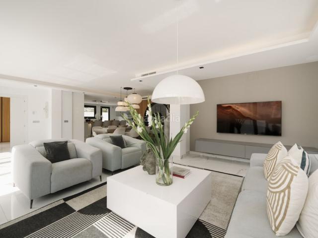 Casa en venta en Marbella, Nueva Andalucía centro. 67654 Villa de Lujo en Venta en Nueva Andalucía. Casas.