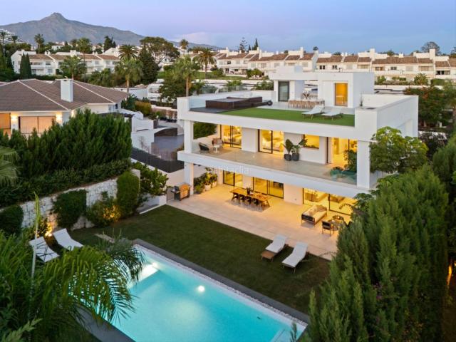 Casa en venta en Marbella, Nueva Andalucía centro. Casas.