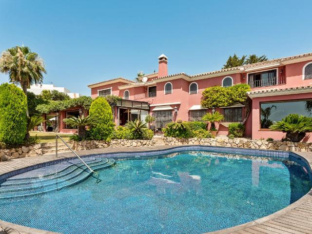 Casa en venta en Marbella, Nueva Andalucía centro. CHALET EN VENTA EN NUEVA ANDALUCIA. Casas.