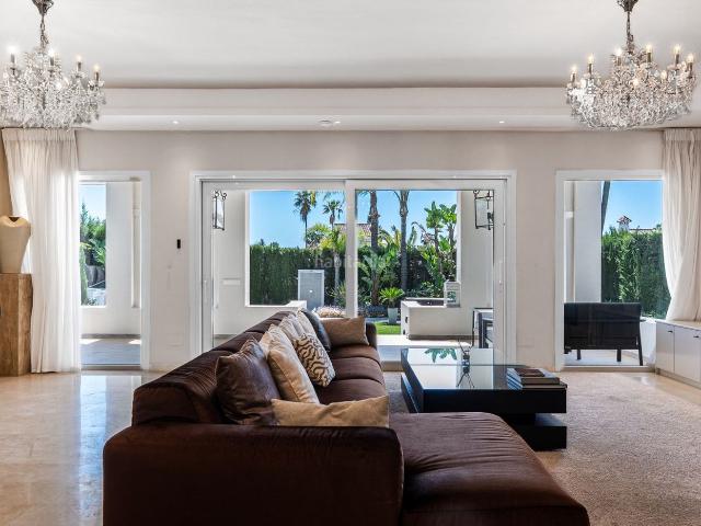 Casa en venta en Marbella, Nueva Andalucía centro. Chalet independiente en venta en Nueva Andalucía. Casas.