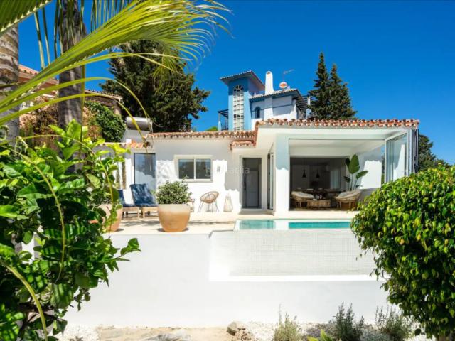 Casa en venta en Marbella, Nueva Andalucía centro. Elegante Villa en venta en Las Lomas de Nueva Andalucía, Marbella. Casas.