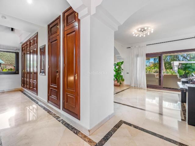 Casa en venta en Marbella, Nueva Andalucía centro. Elegante Villa Mediterránea en el Prestigioso Golf Valley de Nueva Andalucía. Casas.