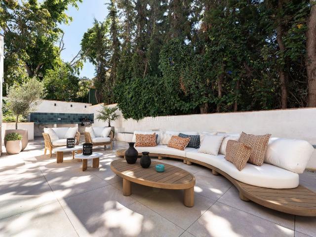 Casa en venta en Marbella, Nueva Andalucía centro. Elegante Villa Reformada en el Corazón de Nueva Andalucía. Casas.