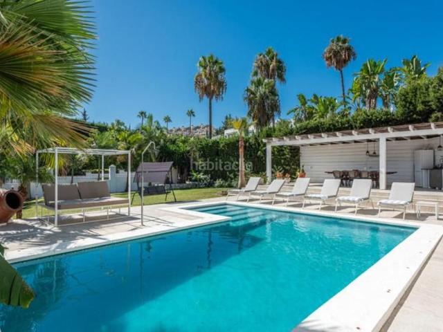 Casa en venta en Marbella, Nueva Andalucía centro. Elegante villa renovada en Nueva Andalucía con jardín privado. Casas.