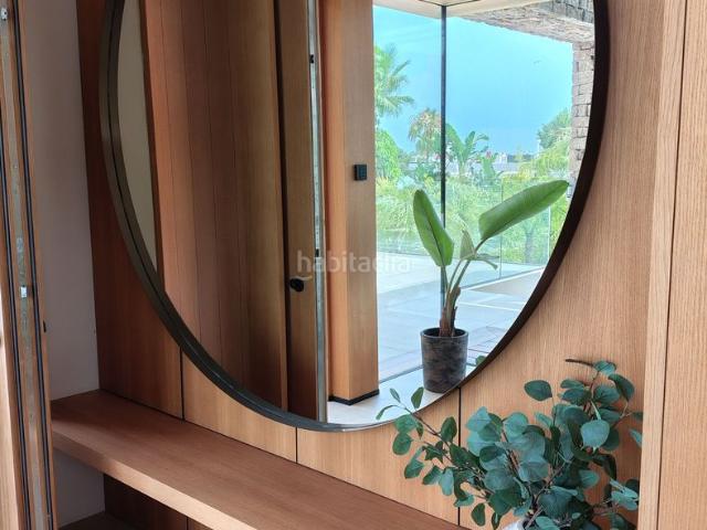 Casa en venta en Marbella, Nueva Andalucía centro. Porque algunas propiedades simplemente no se explican se experimentan.A escasos metros de Puerto Banús nace una residencia reserva. Casas.