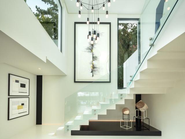 Casa en venta en Marbella, Nueva Andalucía centro. Una lujosa casa de nueva construcción, con interiores de clase mundial de Pedro Peña. Casas.
