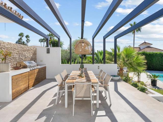 Casa en venta en Marbella, Nueva Andalucía centro. Villa contemporánea en venta en Nueva Andalucía. Casas.
