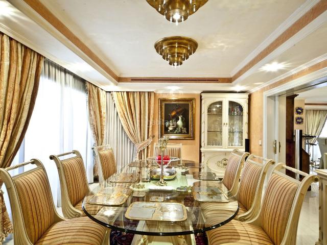 Casa en venta en Marbella, Nueva Andalucía centro. Villa emblemática en Nueva Andalucía con vistas a Puerto Banús. Casas.