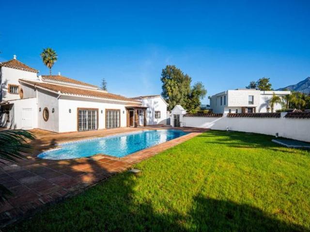 Casa en venta en Marbella, Nueva Andalucía centro. Villa en primera línea de golf con vistas a La Concha en la exclusiva Nueva Andalucía. Casas.