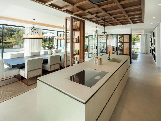 Casa en venta en Marbella, Nueva Andalucía centro. Villa en venta en Nueva Andalucia, Marbella. Casas.