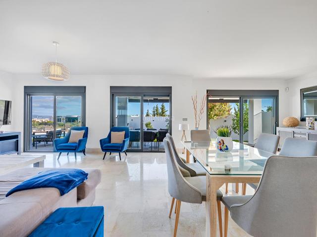 Casa en venta en Marbella, Nueva Andalucía centro. Villa Independiente en Nueva Andalucía. Casas.