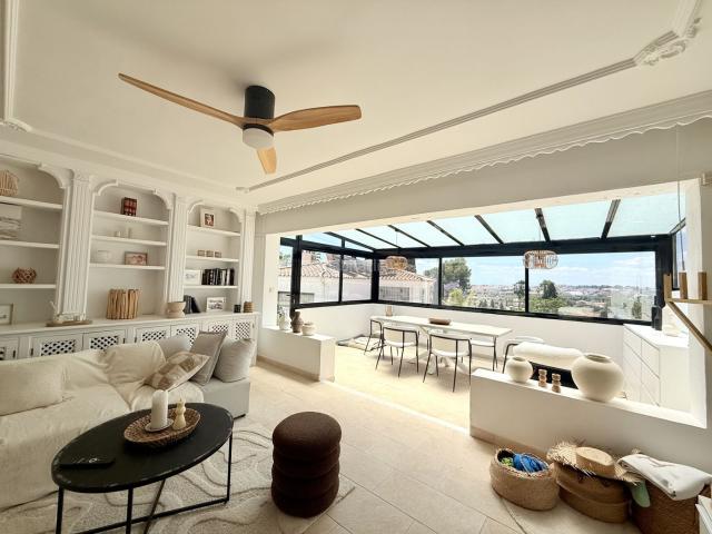 Casa en venta en Marbella, Nueva Andalucía centro. Villa Independiente en Nueva Andalucía Oportunidad Única. Casas.
