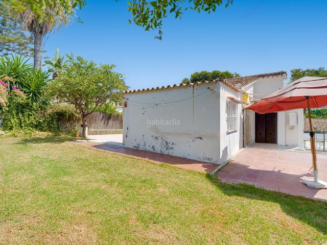 Casa en venta en Marbella, Nueva Andalucía centro. Villa independiente oportunidad de reforma situada en una de las zonas residenciales más buscadas de Nueva Andalucía. Casas.