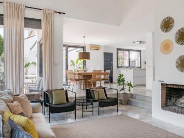 Casa en venta en Marbella, Nueva Andalucía centro. Villa Sena Villa de lujo contemporánea a pasos de la playa y Puerto Banús. Casas.
