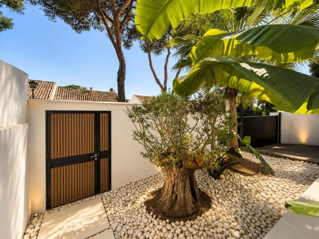 Casa en venta en Marbella, Nueva Andalucía centro. Villa tropical en Nueva Andalucía 15 minutos a pie de la playa, Puerto Banús y Centro Plaza. Casas.