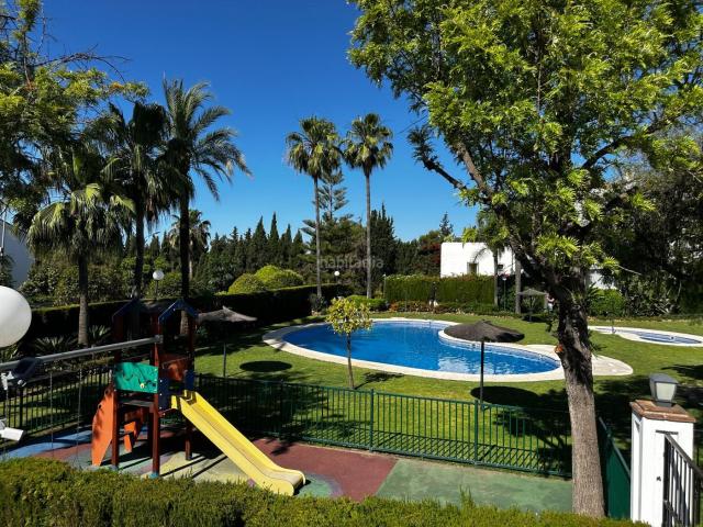Casa adosada en venta en Marbella, Nagüeles Alto. Casas adosadas.