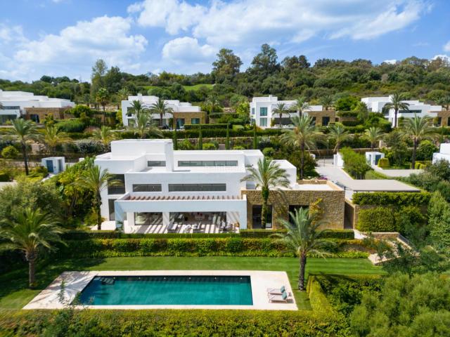 Casa en venta en Marbella, Casco Antiguo. Espectacular villa de lujo en Finca Cortesin, Casares, Málaga. Casas.