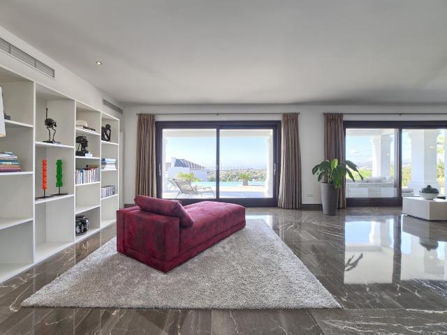 Casa en venta en Marbella, Casco Antiguo. Exquisita Villa Orientada al Sur con Vistas Panorámicas al Mar. Casas.