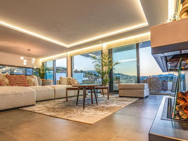Casa en venta en Marbella, Casco Antiguo. Exquisita villa en primera línea de golf con impresionantes vistas en Mijas el paraíso de los golfistas. Casas.