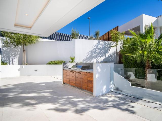 Casa en venta en Marbella, Casco Antiguo. Lujosa Villa en Marbella, Costa del Sol. Casas.