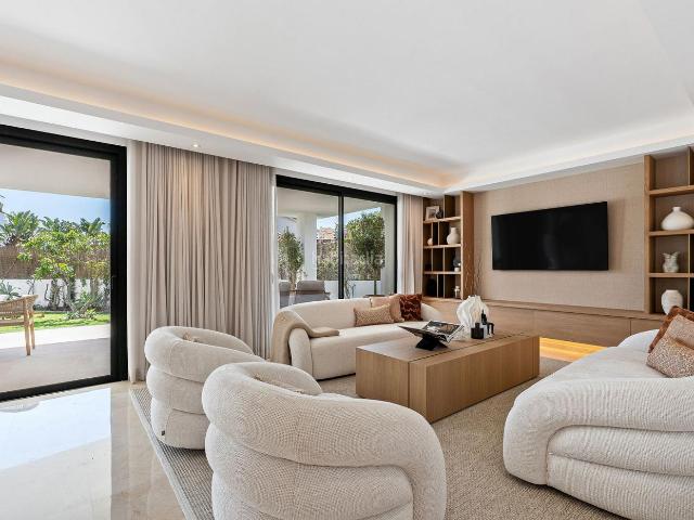 Casa en venta en Marbella, Casco Antiguo. Lujosa villa totalmente renovada de 5 habitaciones en Atalaya de Rio Verde, Marbella. Casas.