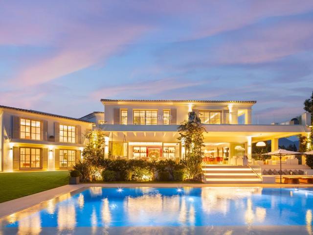 Casa en venta en Marbella, Casco Antiguo. Mansión de lujo en Aloha Gardens. Casas.