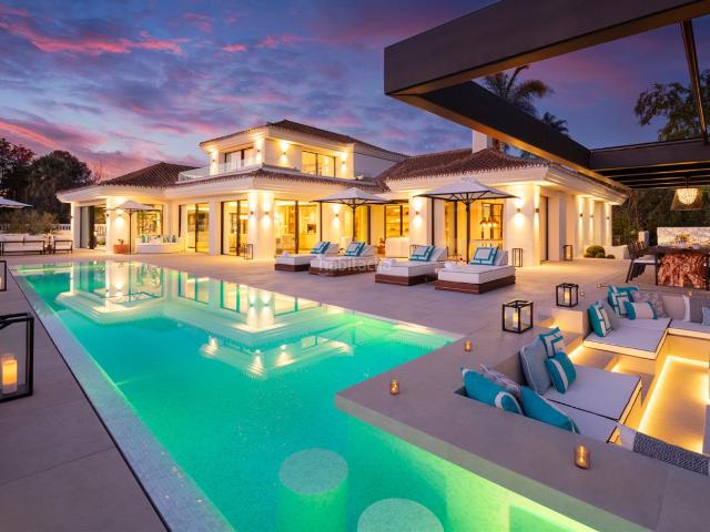 Casa en venta en Marbella, Casco Antiguo. Refugio Contemporáneo en Primera Línea de Golf en Nueva Andalucía. Casas.
