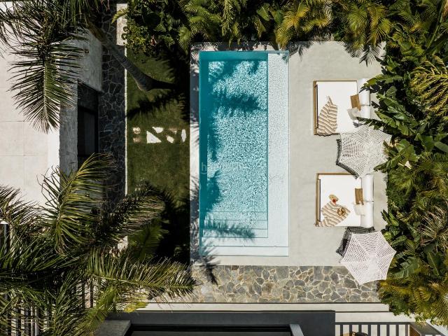 Casa en venta en Marbella, Casco Antiguo. Villa de inspiración balinesa en Marbella. Casas.