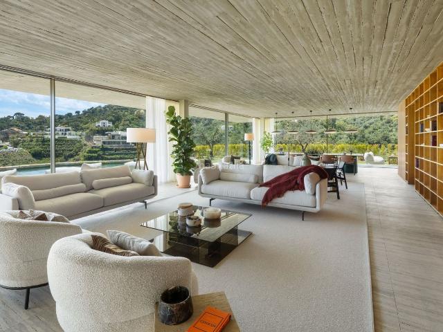 Casa en venta en Marbella, Casco Antiguo. Villa de lujo en El Madroñal. Casas.