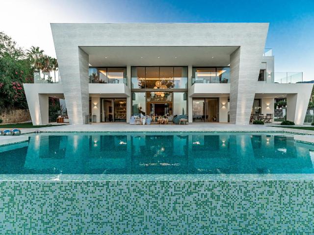 Casa en venta en Marbella, Casco Antiguo. Villa en venta en Marbella. Casas.