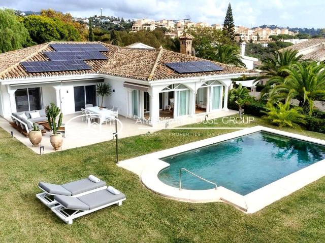 Casa en venta en Marbella, Elviria. Exuberante Villa con Piscina en Venta en Elviria, Marbella, Málaga. Casas.
