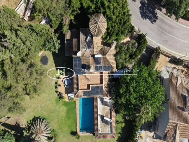 Casa en venta en Marbella, Elviria. Oportunidad de Inversión, Villa con Potencial en Venta en Elviria, Marbella, Málaga. Casas.
