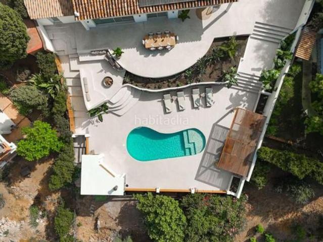 Casa en venta en Marbella, Guadalmina Alta. Villa renovada de 4 dormitorios con vistas al mar y casa de invitados. Casas.