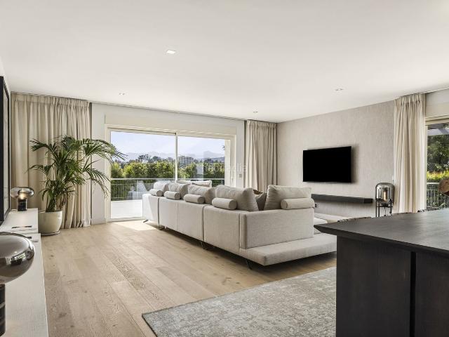 Casa en venta en Marbella, Guadalmina Alta. Fabulosa villa de golf en primera línea, 4 dormitorios, 4 baños, con vistas al espectacular agujero 18 del Real Club de Golf, Guad. Casas.