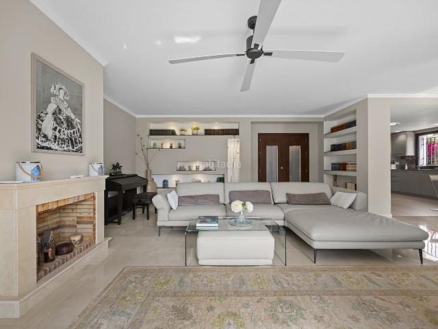 Casa en venta en Marbella, Guadalmina Alta. Primera línea de golf, amplia villa familiar, 5 dormitorios, 4 baños, en el prestigioso Guadalmina Alta. Casas.