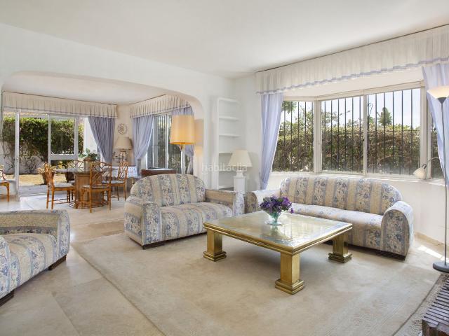 Casa en venta en Marbella, Guadalmina Baja. Al lado de la playa, primera línea Villa de golf, con potencial de restauración y modernización, 4 dormitorios, 4 baños, en la pre. Casas.