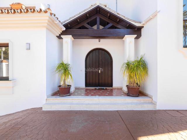Casa en venta en Marbella, Hacienda Las Chapas. Villa en Hacienda las Chapas con vistas parciales al mar. Casas.