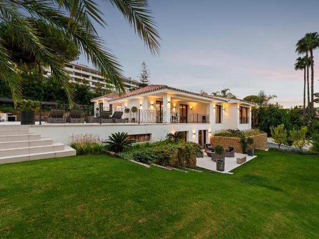 Casa en venta en Marbella, Las Brisas. Elegante villa de lujo de estilo escandinavo con interiores espaciosos, piscina privada y una gran parcela en Nueva Andalucía. Casas.