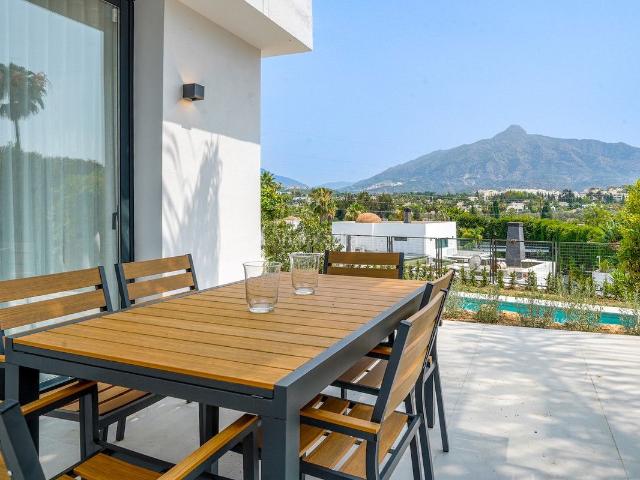 Casa en venta en Marbella, Las Brisas. Esta villa absolutamente hermosa acaba de ser completamente reformada en un estilo moderno y contemporáneo y está situada en Nueva. Casas.