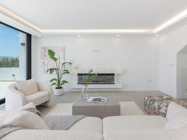 Casa en venta en Marbella, Las Brisas. Una villa de lujo a estrenar en el corazón de Nueva Andalucía. Casas.